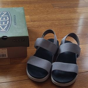 Keen Elle sandal in light gray. Women's 8.5.